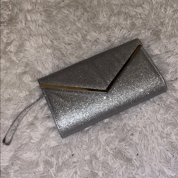 Silver wallet from Ardene, perfect for Prom night - Picture 1 of 3